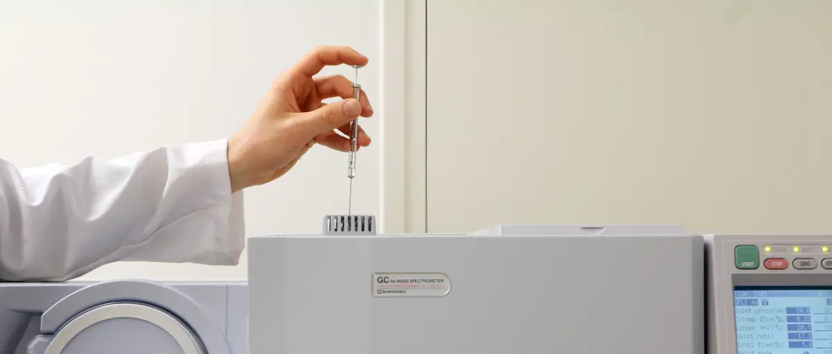 Prélèvement à la pipette pour une analyse chromatographique